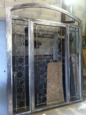 Fabrication et pose d'une porte d'entrée et d'une marquise en acier sur mesure avec une finition brut d'atelier à Roquevaire